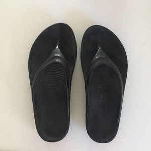 Oofos flip flop